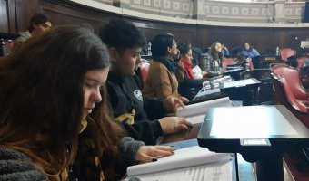 EL INTENDENTE Y JOVENES GESELINOS EN EL SENADO DE LA PROVINCIA